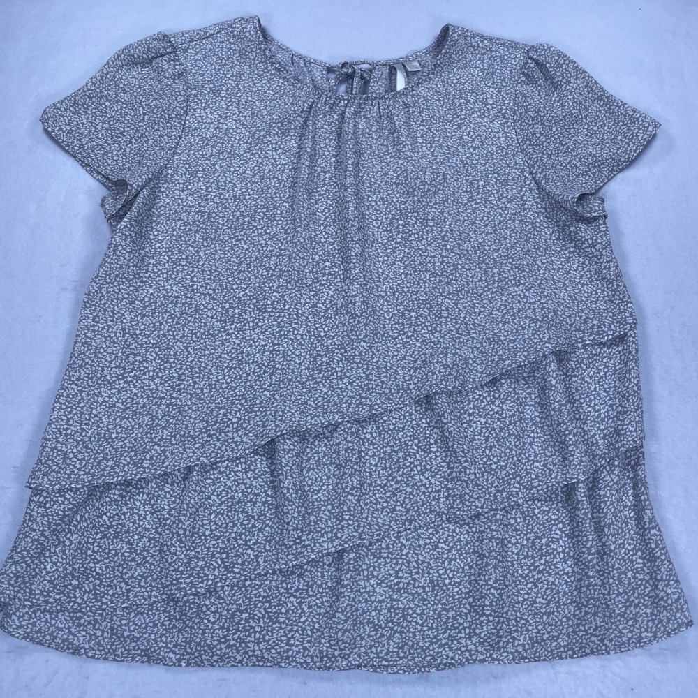 LC Lauren Conrad Grey Floral Tiered Ruffle Short Sleeve Blouse Keyhole Back L